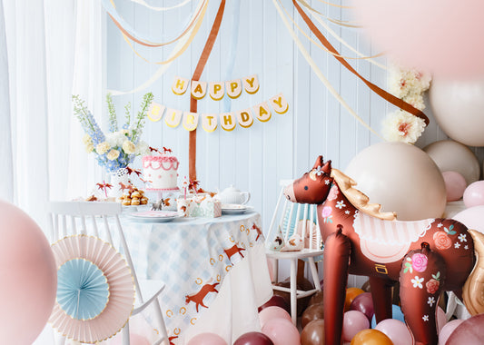 Pferde Partydekoration mit Luftballons, Tischdecke, Muffin-Dekoration, Pappteller und Pappbecher für eine stilvolle Pferdeparty. 